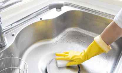 ۲ روش حرفه ای و معجزه آسا برای تمیز کردن سینک ظرفشویی