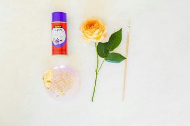 روش تزیین گل رز طبیعی به گل درخشان طلایی