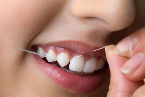 استفاده صحیح از نخ دندان چگونه است/سلامت